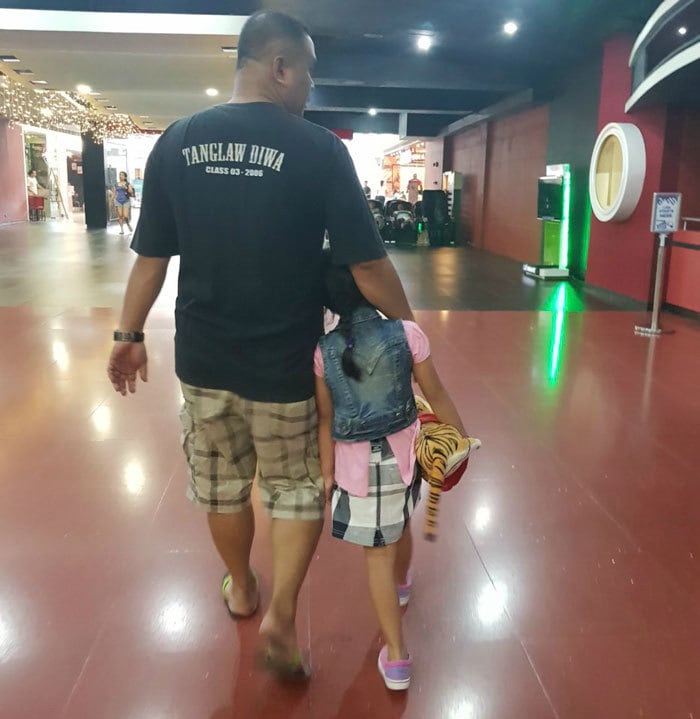 Фотография: Это так трогательно! Филиппинка четыре года тайно фотографировала мужа с дочкой №15 - BigPicture.ru