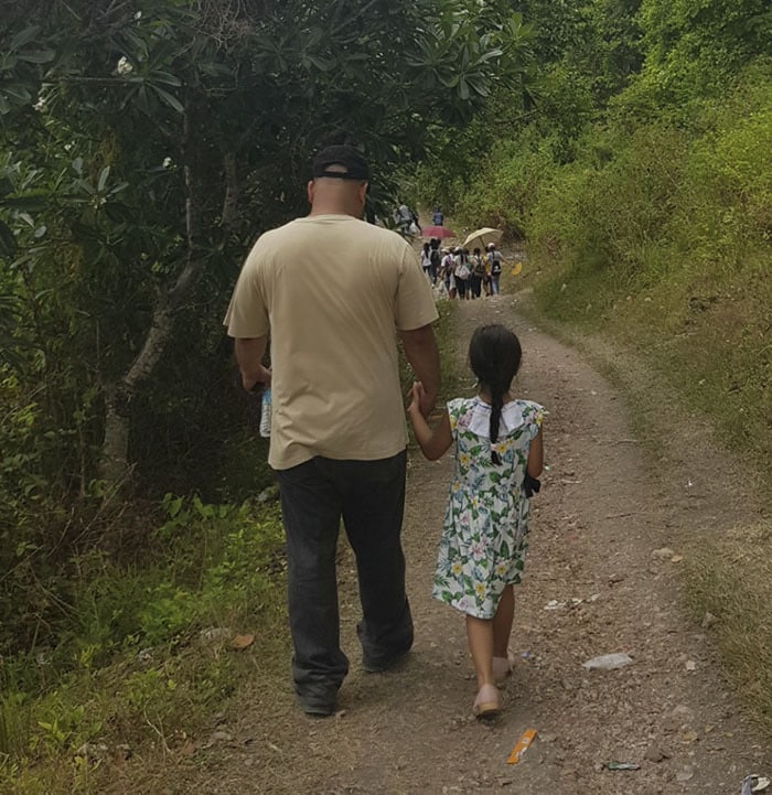 Фотография: Это так трогательно! Филиппинка четыре года тайно фотографировала мужа с дочкой №17 - BigPicture.ru