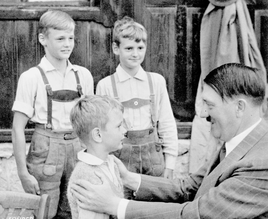 Фотография: Гитлер как друг детей и животных: как фюрера изображала немецкая пропаганда №18 - BigPicture.ru