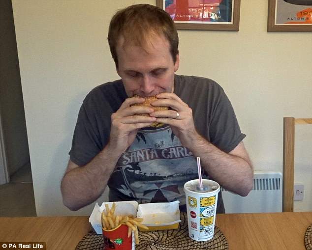 Фотография: Есть бургеры и не толстеть: блогер неделю питался в 