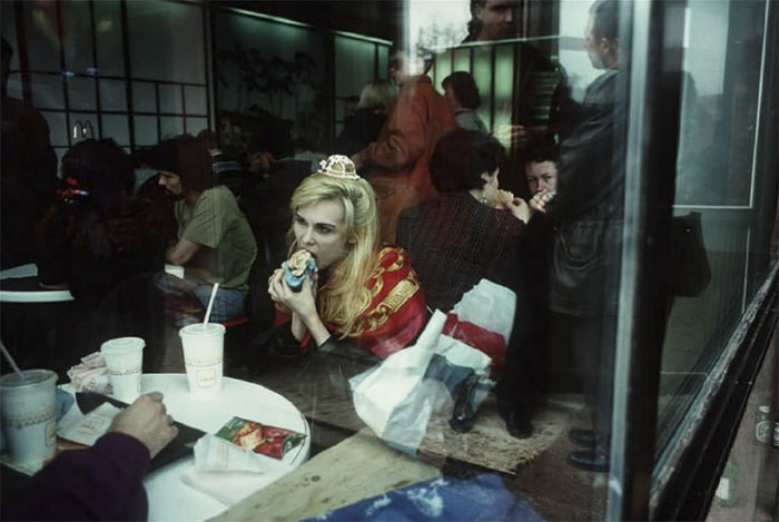 Фотография: Лихие 90-е: отчаянная российская молодежь в объективе французского фотографа №20 - BigPicture.ru