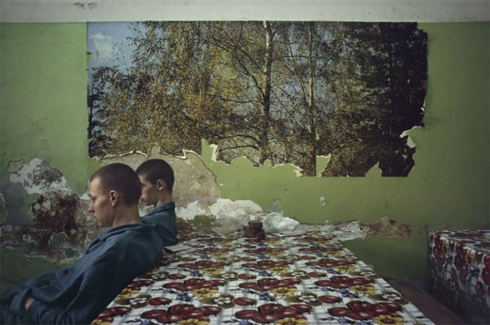 Фотография: Лихие 90-е: отчаянная российская молодежь в объективе французского фотографа №21 - BigPicture.ru