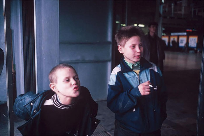 Фотография: Лихие 90-е: отчаянная российская молодежь в объективе французского фотографа №22 - BigPicture.ru