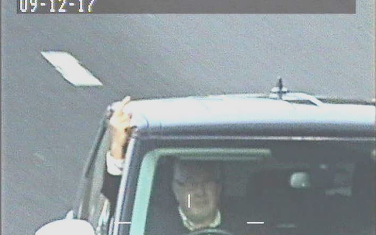 Фотография: Британец поставил глушилку против дорожных камер и показывал полиции средний палец. Но глушилка не сработала №3 - BigPicture.ru