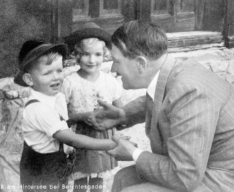 Фотография: Гитлер как друг детей и животных: как фюрера изображала немецкая пропаганда №25 - BigPicture.ru