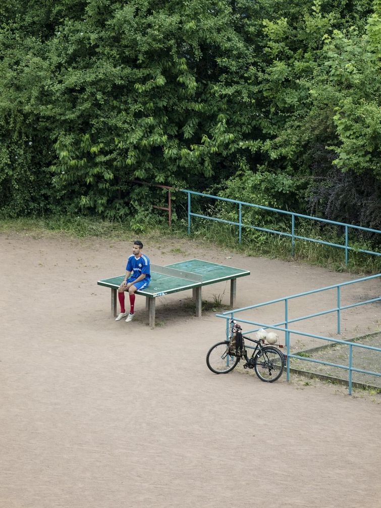 Фотография: Японец пять лет фотографировал теннисный стол, и он нужен людям совсем не для пинг-понга №3 - BigPicture.ru
