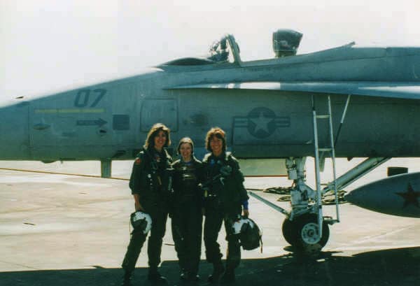 Фотография: Американская героиня: что известно о женщине-пилоте Тэмми Шульц, посадившей самолет с взорвавшимся двигателем №2 - BigPicture.ru