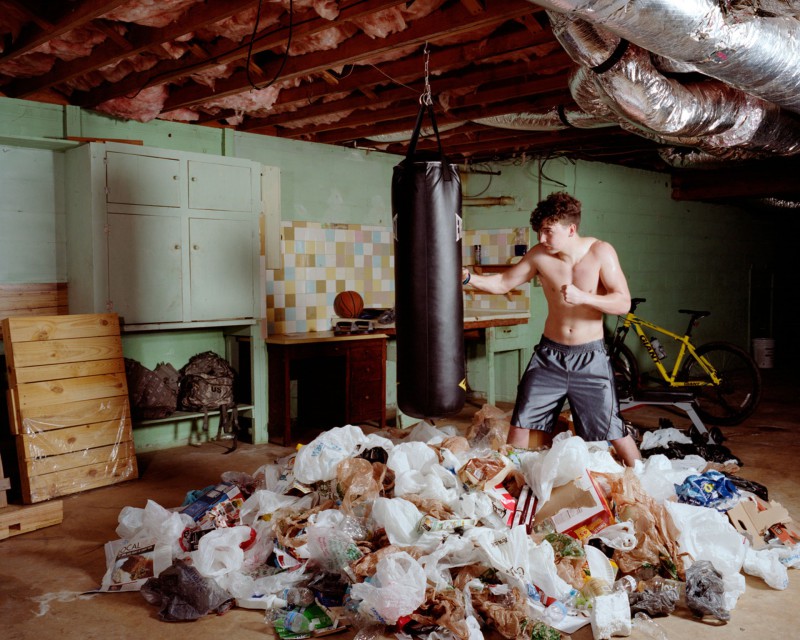 Фотограф завалил квартиры друзей мусором, чтобы показать, что мы делаем с планетой