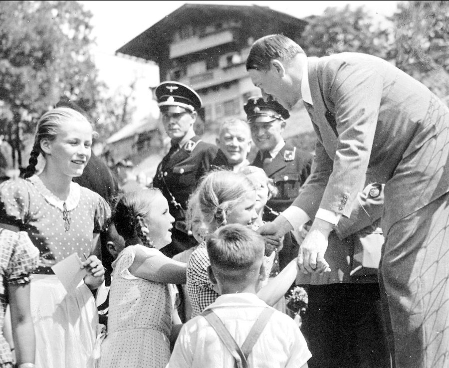 Фотография: Гитлер как друг детей и животных: как фюрера изображала немецкая пропаганда №42 - BigPicture.ru