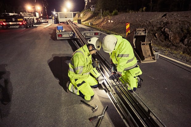 Фотография: Первая в мире электрифицированная дорога для зарядки электромобилей заработала в Швеции №2 - BigPicture.ru