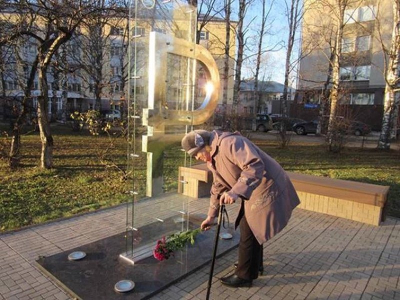 Фотография: В Сыктывкаре рухнул памятник рублю №4 - BigPicture.ru