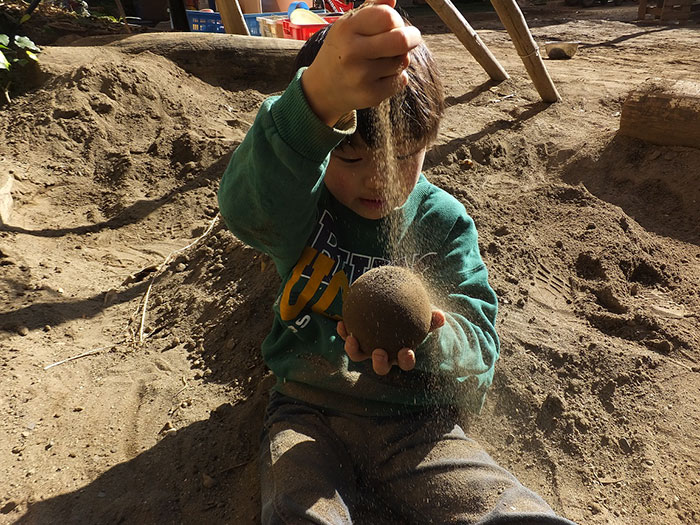 Фотография: В Японии добрались до грязи: японцы полируют до идеального блеска шары из земли №6 - BigPicture.ru