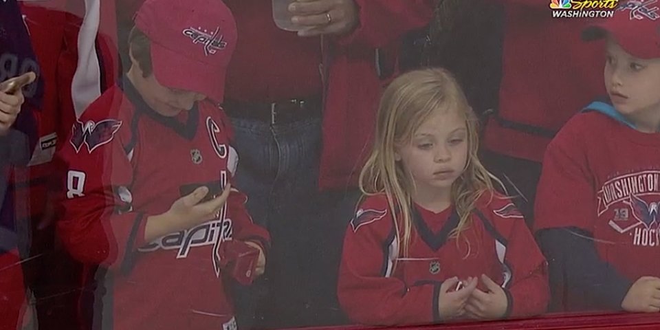 Фотография: Хоккеист НХЛ упорно пытался подарить маленькой девочке шайбу. Получилось с третьего раза №3 - BigPicture.ru