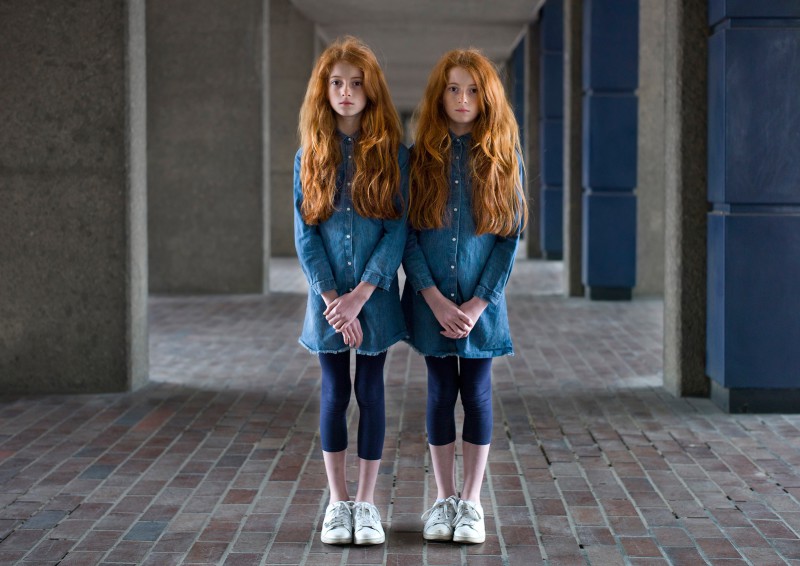Фотография: Так ли похожи близнецы, как кажется? Проект лондонского фотографа об уникальности близнецов №7 - BigPicture.ru