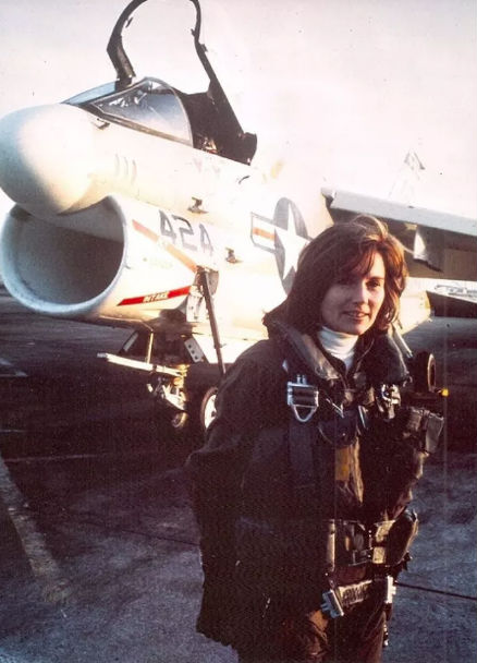 Фотография: Американская героиня: что известно о женщине-пилоте Тэмми Шульц, посадившей самолет с взорвавшимся двигателем №6 - BigPicture.ru