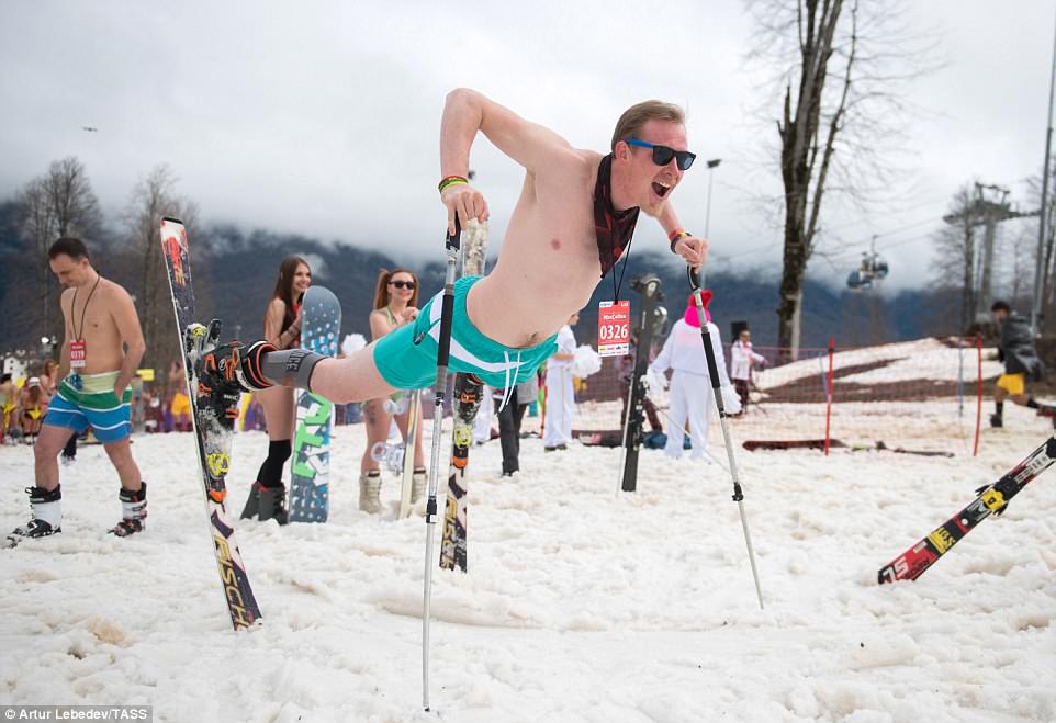 Фотография: Хватай бикини, вставай на лыжи: в Сочи устанавливают рекорд по самому массовому 