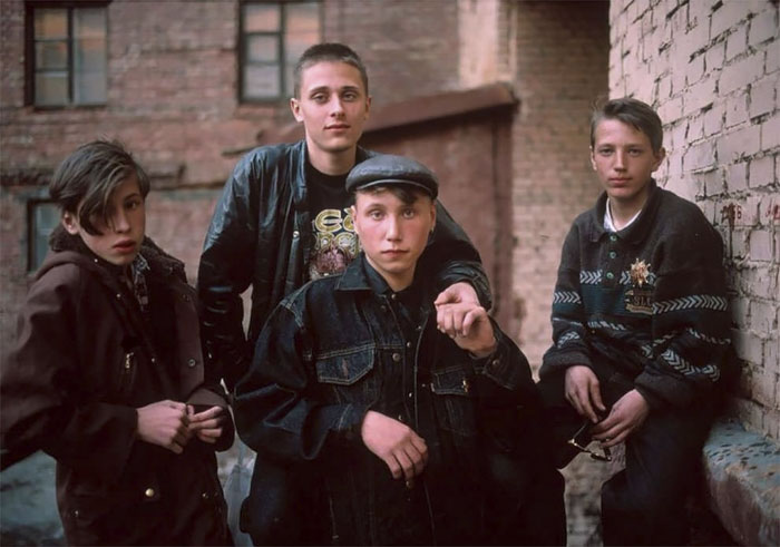 Фотография: Лихие 90-е: отчаянная российская молодежь в объективе французского фотографа №8 - BigPicture.ru