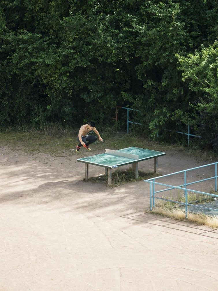 Фотография: Японец пять лет фотографировал теннисный стол, и он нужен людям совсем не для пинг-понга №8 - BigPicture.ru