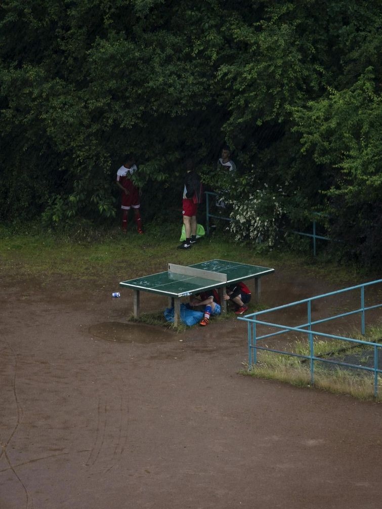 Фотография: Японец пять лет фотографировал теннисный стол, и он нужен людям совсем не для пинг-понга №9 - BigPicture.ru