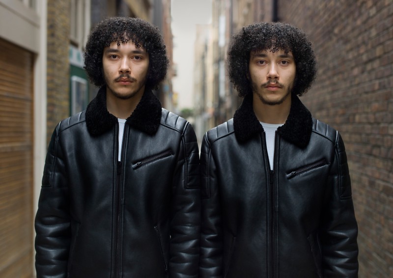 Фотография: Так ли похожи близнецы, как кажется? Проект лондонского фотографа об уникальности близнецов №4 - BigPicture.ru
