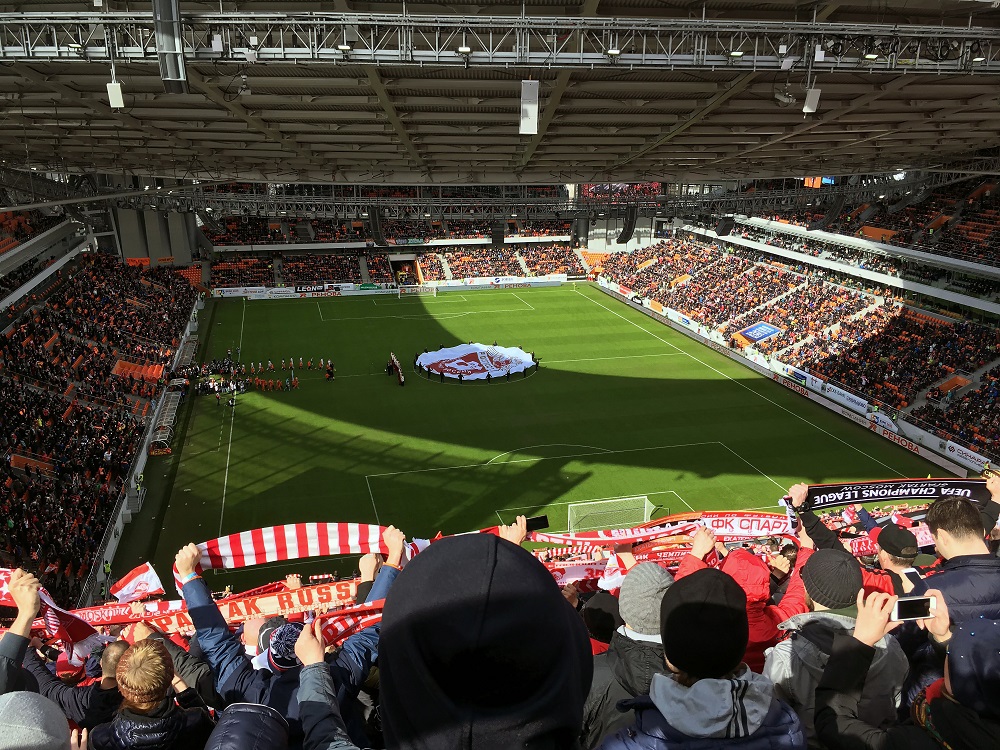 Фотография: На Урале своя атмосфера: новый формат просмотра футбола — из-за стадиона №8 - BigPicture.ru