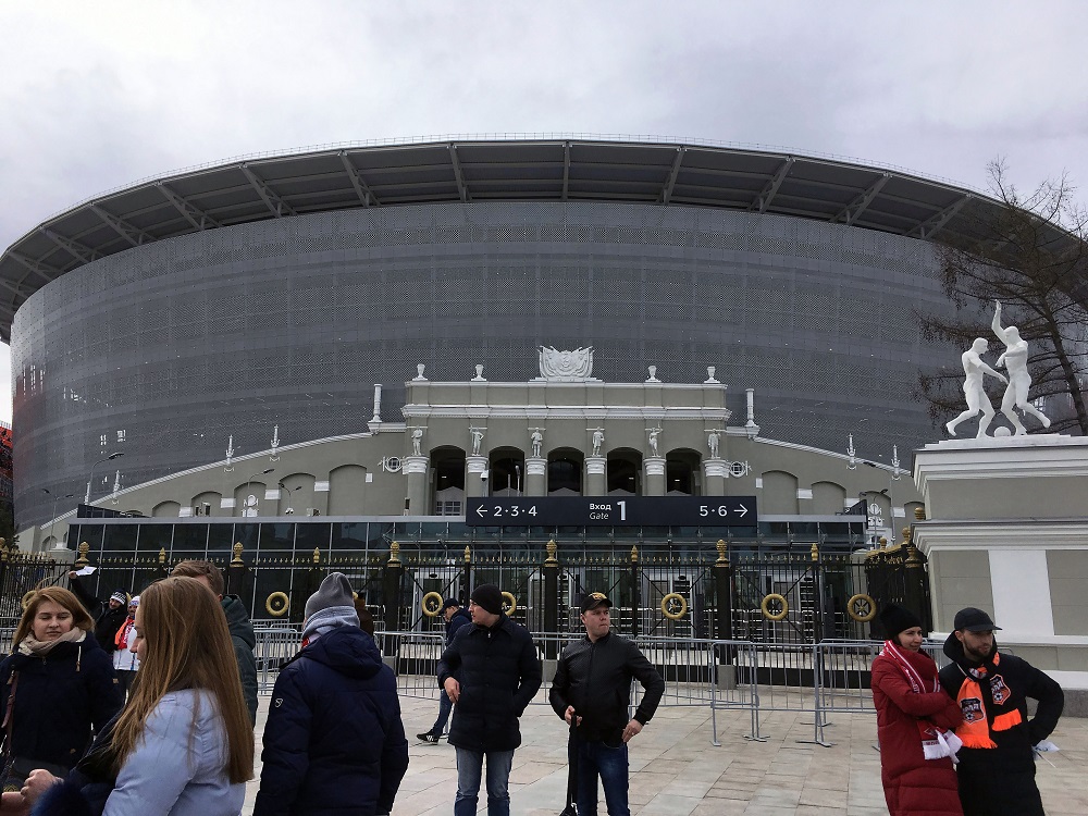 Фотография: На Урале своя атмосфера: новый формат просмотра футбола — из-за стадиона №6 - BigPicture.ru