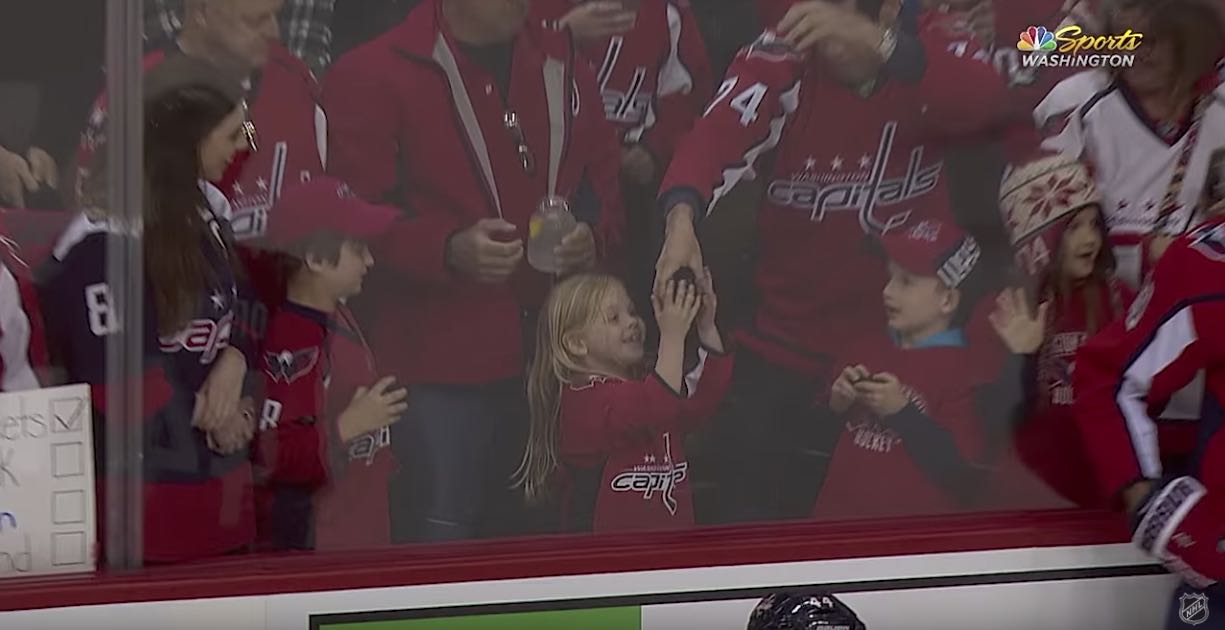 Фотография: Хоккеист НХЛ упорно пытался подарить маленькой девочке шайбу. Получилось с третьего раза №5 - BigPicture.ru