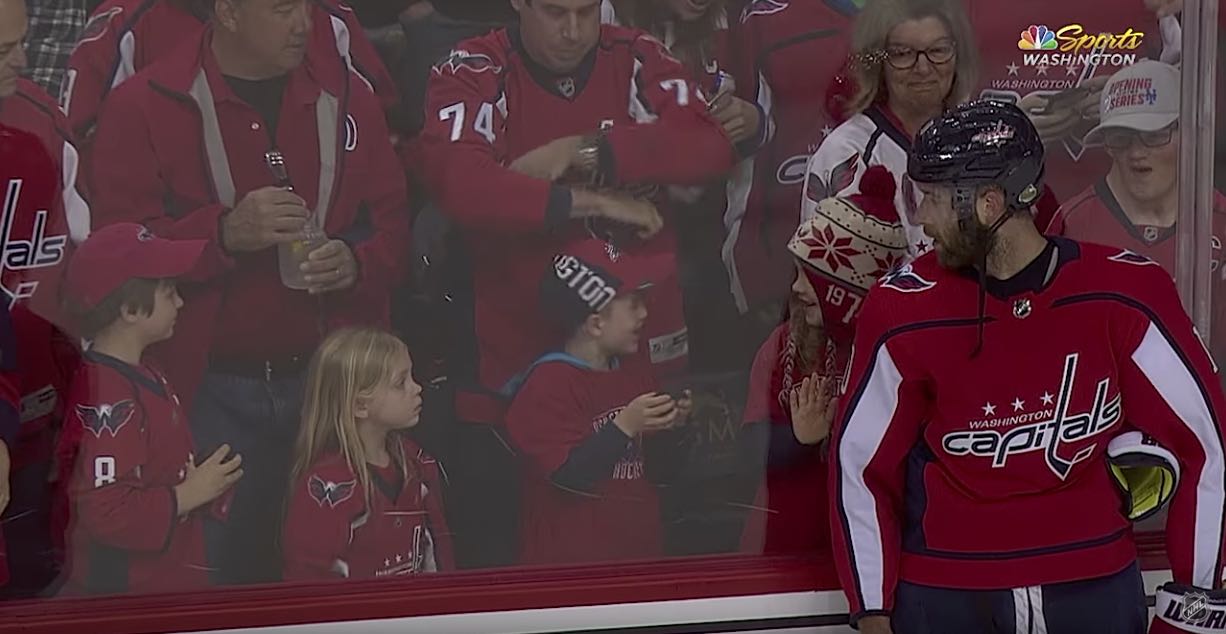 Фотография: Хоккеист НХЛ упорно пытался подарить маленькой девочке шайбу. Получилось с третьего раза №4 - BigPicture.ru