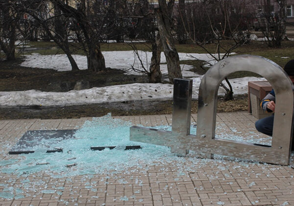 В Сыктывкаре рухнул памятник рублю