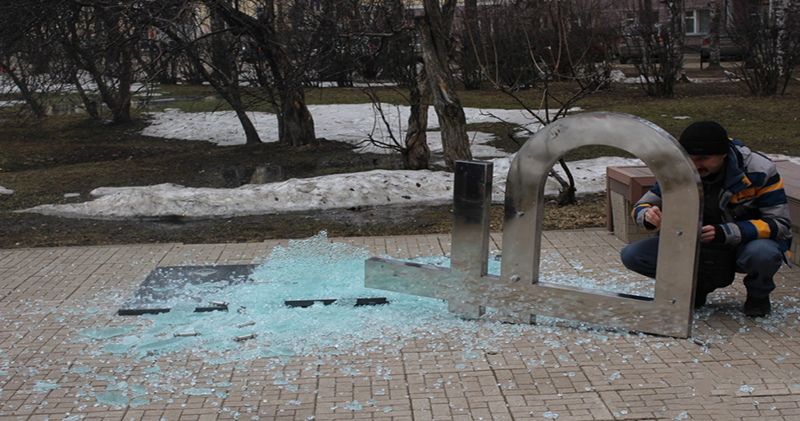 Фотография: В Сыктывкаре рухнул памятник рублю №1 - BigPicture.ru