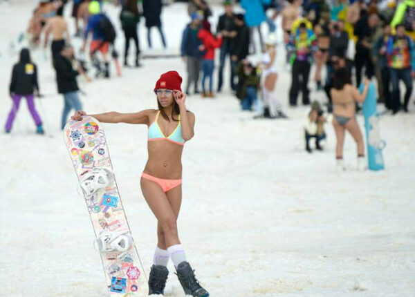 Хватай бикини, вставай на лыжи: в Сочи устанавливают рекорд по самому массовому «голому» спуску с горы