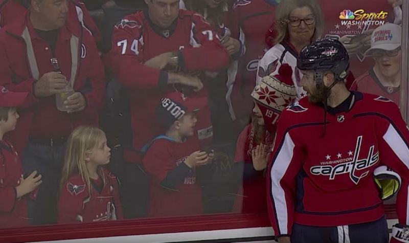 Фотография: Хоккеист НХЛ упорно пытался подарить маленькой девочке шайбу. Получилось с третьего раза №1 - BigPicture.ru