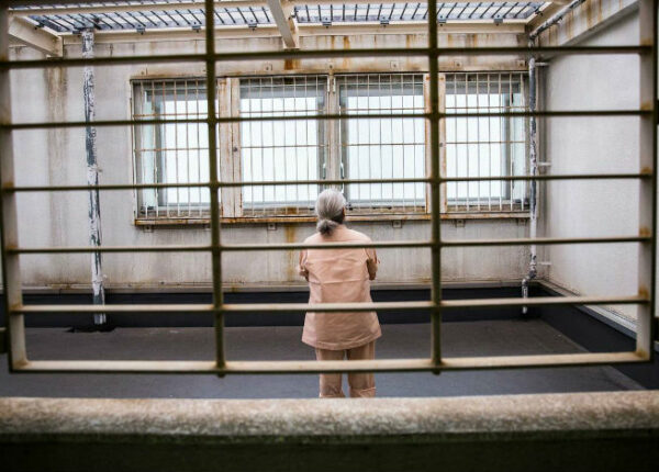 Почему пожилые люди в Японии намеренно совершают мелкие преступления и хотят попасть в тюрьму