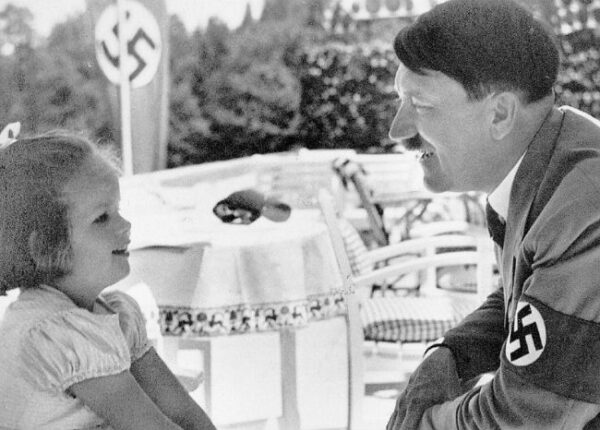 Гитлер как друг детей и животных: как фюрера изображала немецкая пропаганда