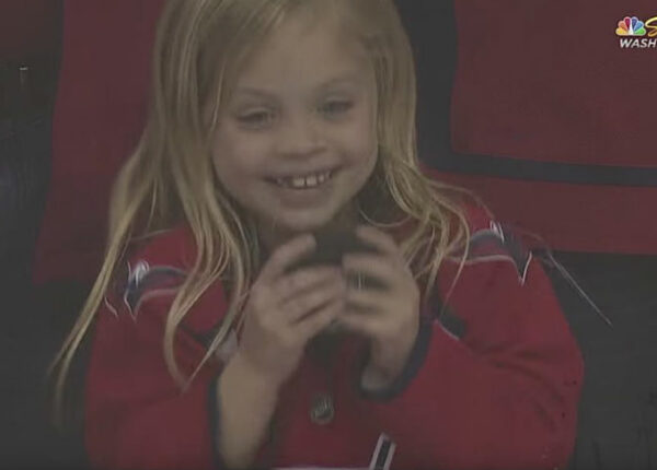 Хоккеист НХЛ упорно пытался подарить маленькой девочке шайбу. Получилось с третьего раза
