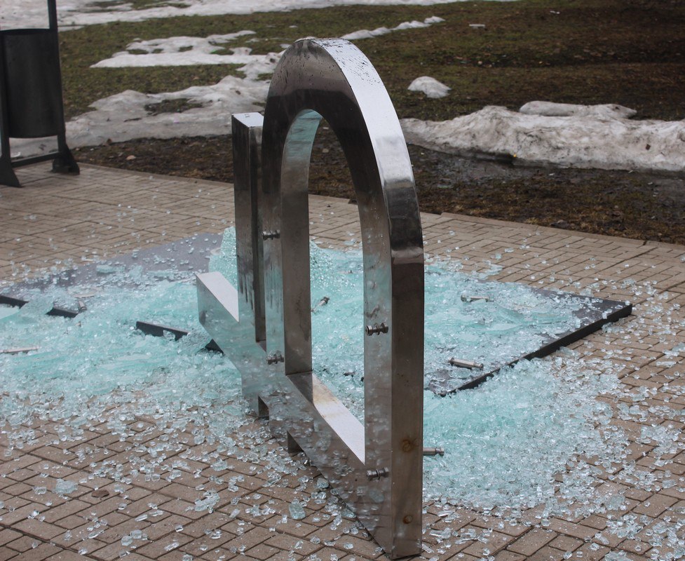 Фотография: В Сыктывкаре рухнул памятник рублю №2 - BigPicture.ru