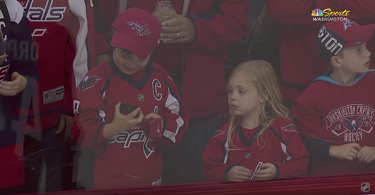 Фотография: Хоккеист НХЛ упорно пытался подарить маленькой девочке шайбу. Получилось с третьего раза №2 - BigPicture.ru