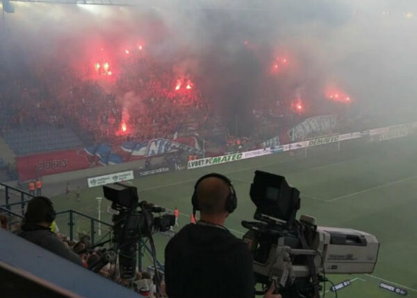 Польские футбольные фанаты случайно сожгли баннер «Мы никогда не сгорим»