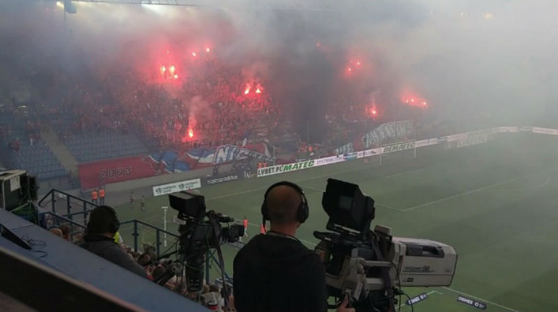 Фотография: Польские футбольные фанаты случайно сожгли баннер 