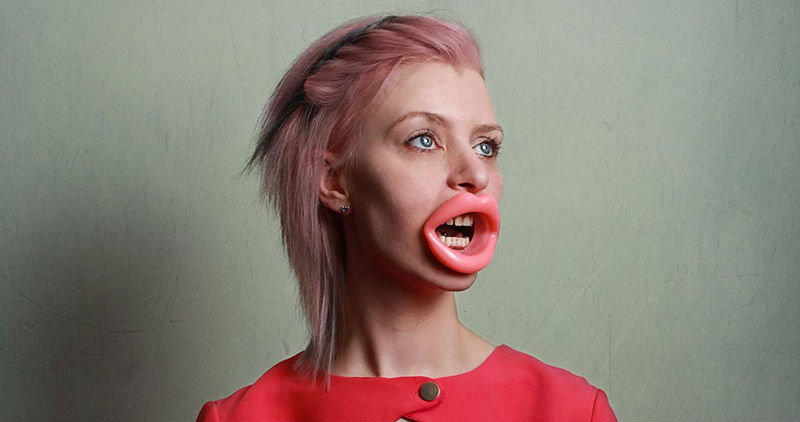 Фотография: Прищепка на нос и утиные губы: на что готовы женщины ради красоты и молодости №1 - BigPicture.ru