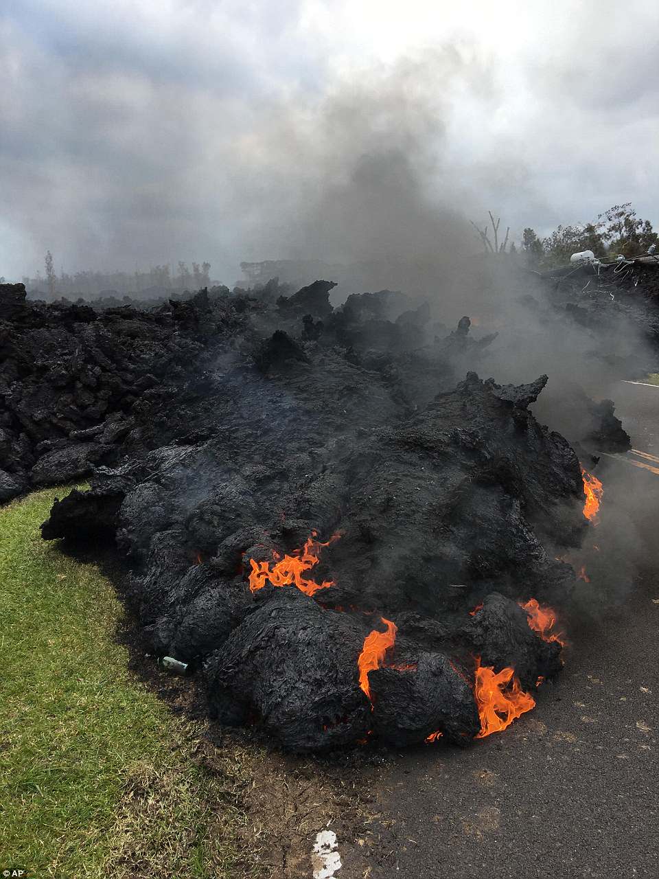 Фотография: Вулкан Килауэа на Гавайях продолжает уничтожать остров №8 - BigPicture.ru