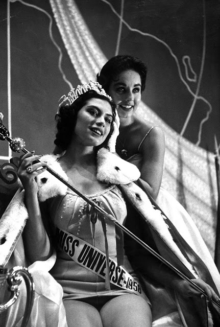 Подглядывая за участницами конкурса «Мисс Вселенная» 50-х годов