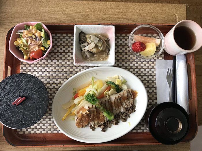 Фотография: Ложился в больницу, а попал в ресторан: как кормят больных в японских клиниках №16 - BigPicture.ru