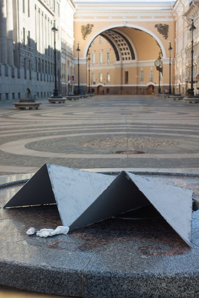 Фотография: В Петербурге установили памятник Telegram, который 