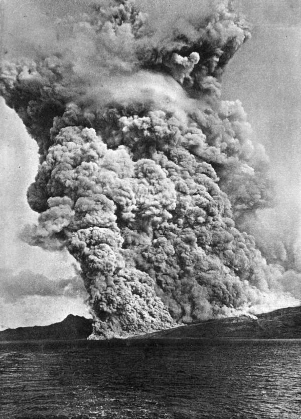 Лица, искаженные в муках агонии: кадры до и после самого страшного извержения вулкана XX века