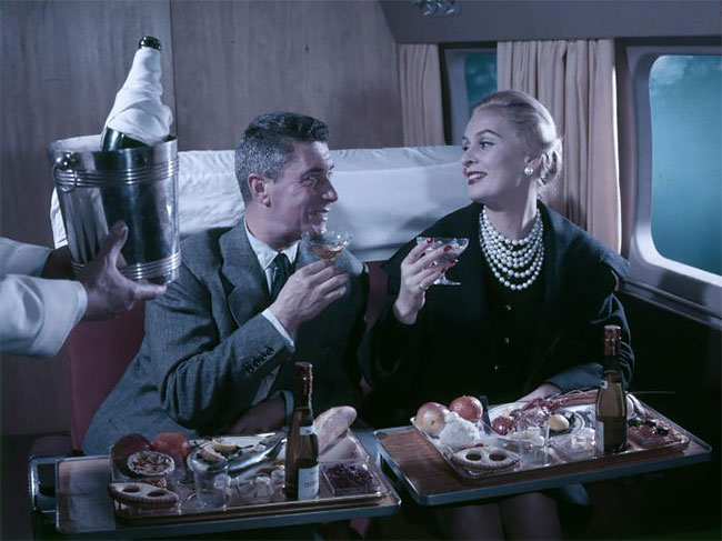 Фотография: Завтрак в постель: как выглядел первый класс авиакомпании Air France в 1957 году №7 - BigPicture.ru