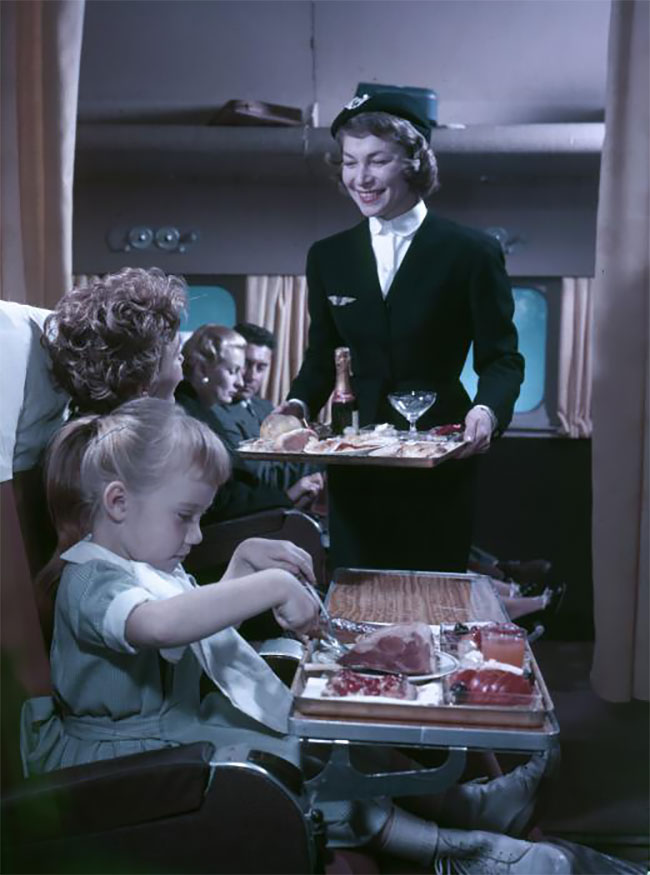Фотография: Завтрак в постель: как выглядел первый класс авиакомпании Air France в 1957 году №8 - BigPicture.ru