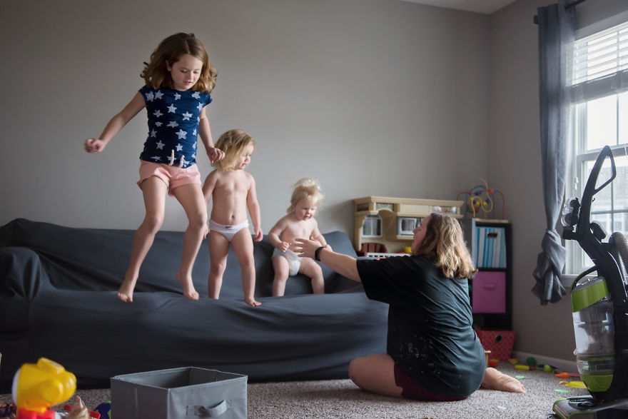 Никакого личного пространства, отдыха и сна: фотограф честно показала, каково быть матерью