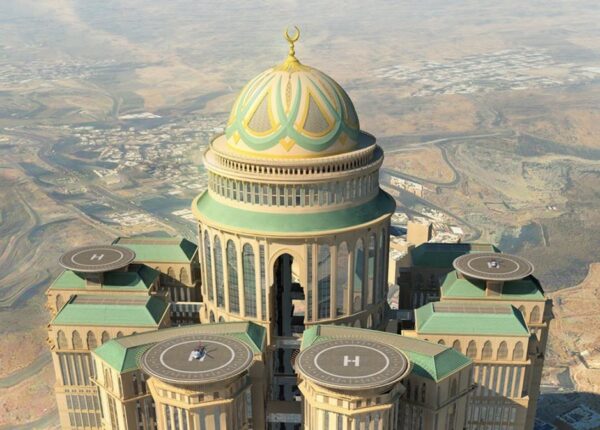 Гигантомания по-саудитски: в Мекке рушат святыни, чтобы построить отели-монстры