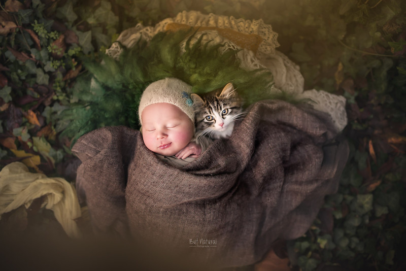 Фотография: Когда милее некуда: объятия новорожденных и питомцев в проекте фотографа из Лондона №7 - BigPicture.ru